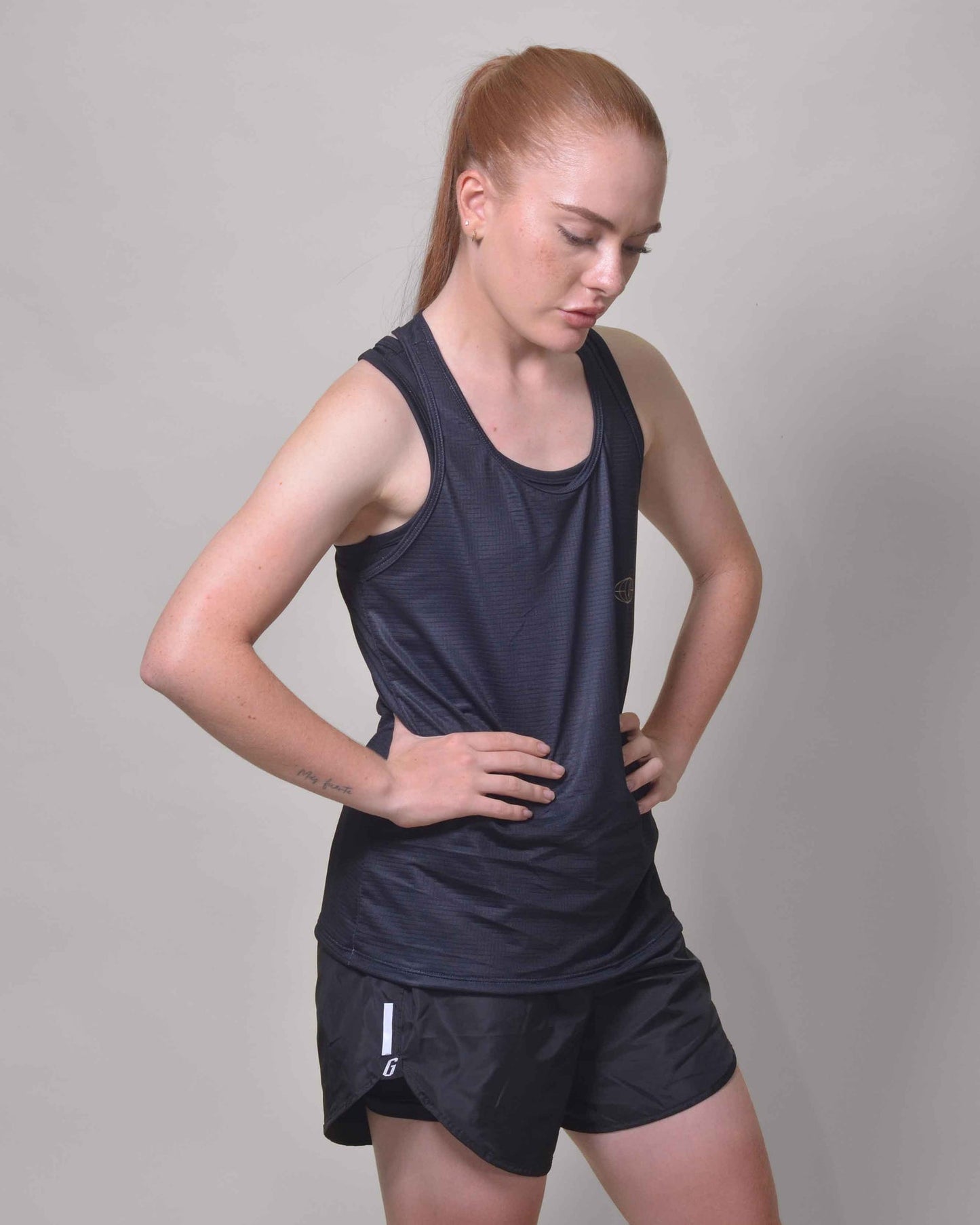 Polera Running Gavia - Camiseta de correr sin mangas. Mujer (Negro Tiniebla)