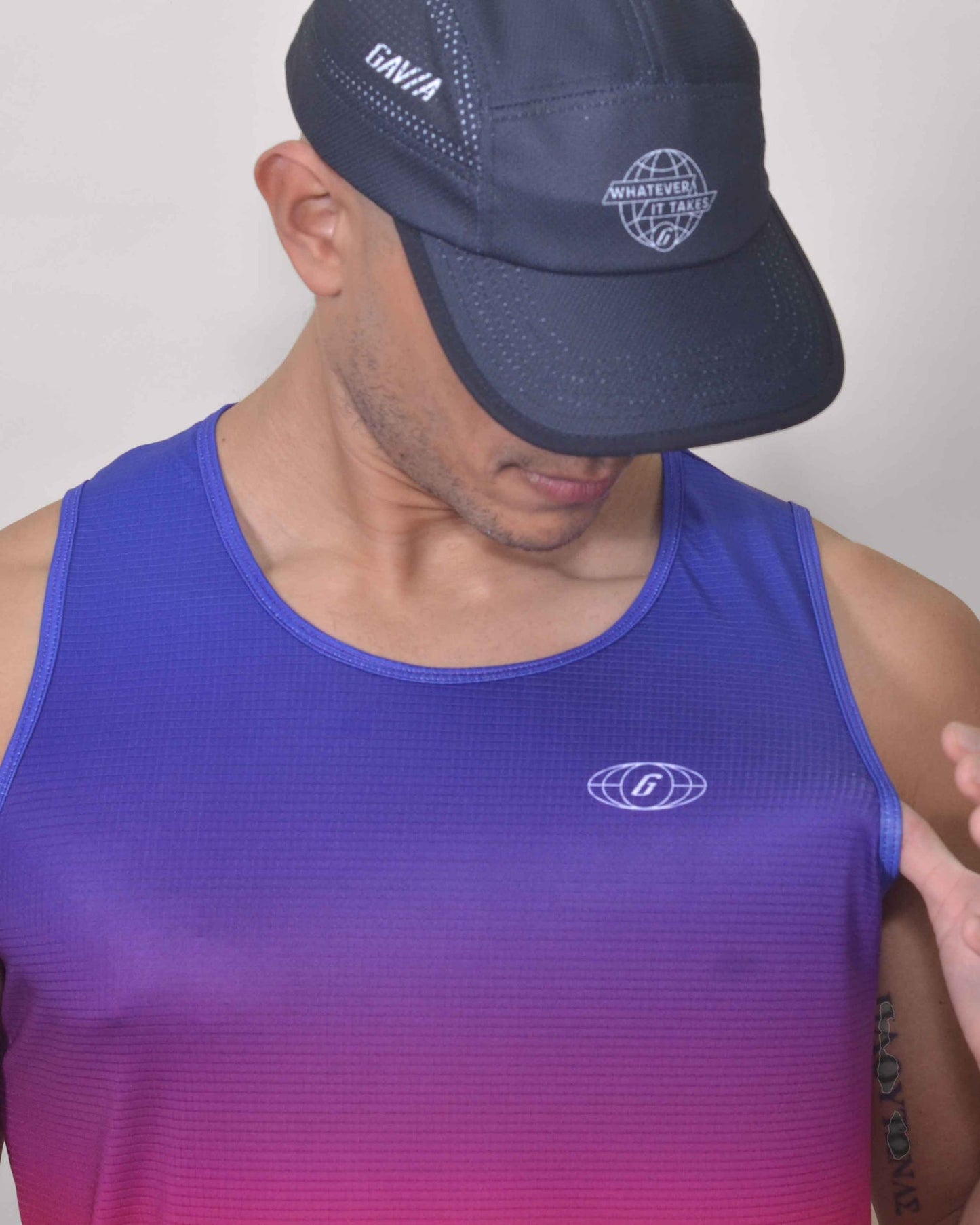 Polera Running Cool Gavia - Camiseta de correr sin mangas. Hombre (Azul rojo)