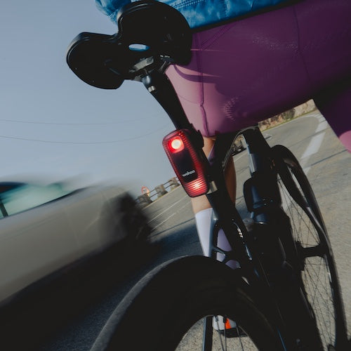 Wahoo TRACKR Radar – Radar trasero con luz inteligente para seguridad en bicicletas de Ruta y urbanas