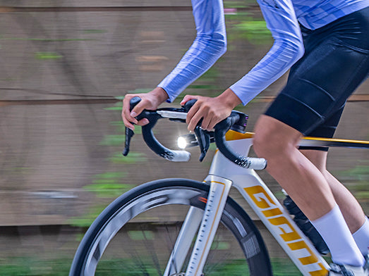 Luz delantera para bicicleta Ravemen K1000