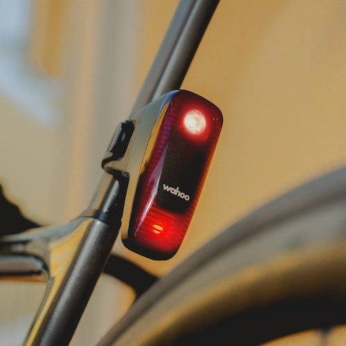 Wahoo TRACKR Radar – Radar trasero con luz inteligente para seguridad en bicicletas de Ruta y urbanas