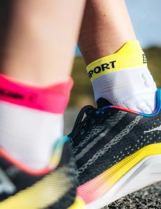 Calcetines de Running Cortos Compressport Pro Racing Socks RUN LOW v4.0 Blanco rosado