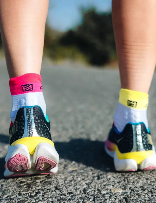 Calcetines de Running Cortos Compressport Pro Racing Socks RUN LOW v4.0 Blanco rosado