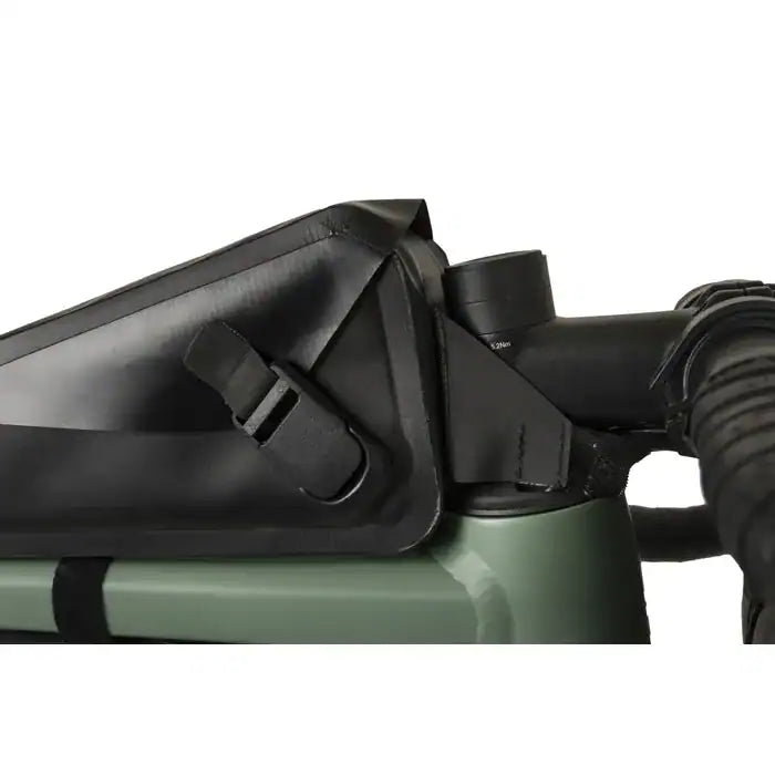 Bolsa marco AGU Venture Extreme Black Bolt-On detalle material impermeable