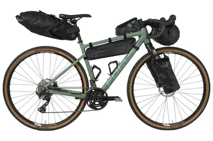Bolsa marco AGU Venture Extreme Black Bolt-On montada en cuadro bicicleta
