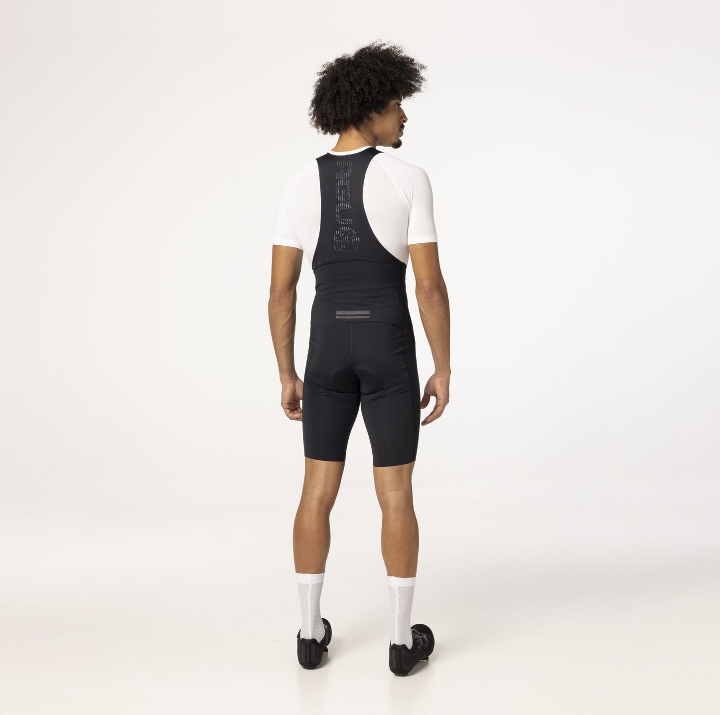 Calza AGU Aero Performance Pro vista trasera en modelo con tirantes ergonómicos