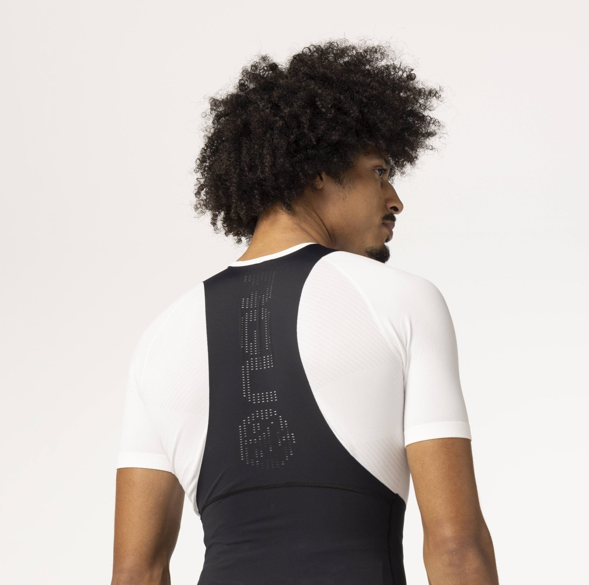 Calza AGU Aero Performance Pro vista detalle de corte sobre la rodilla
