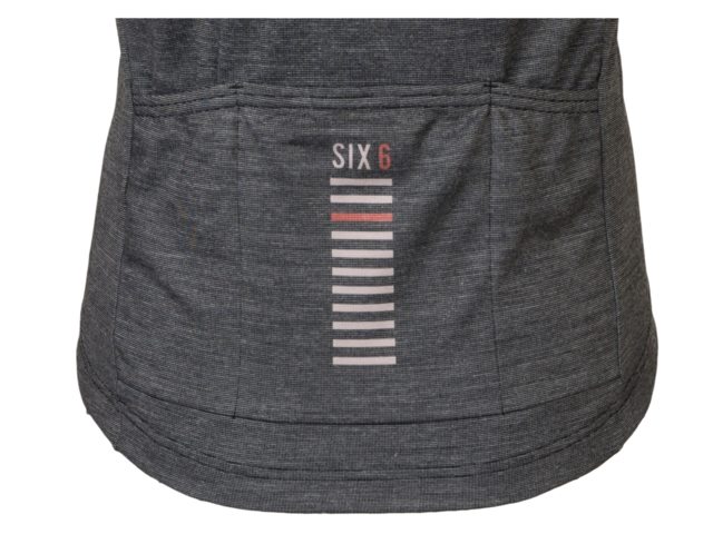 Tricota AGU Six6 Merino manga larga negro detalle cuello y cremallera