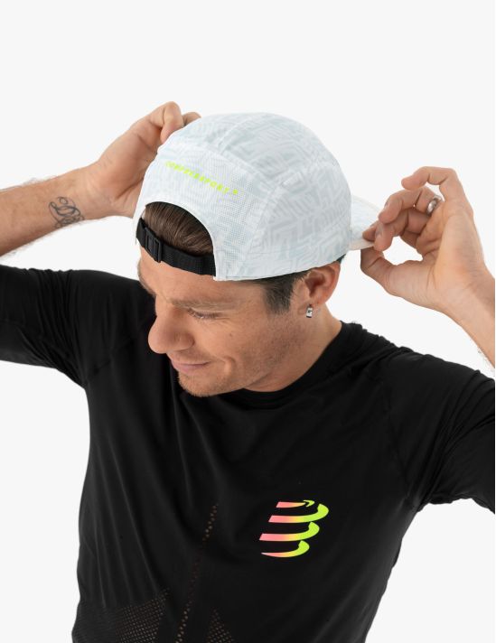 Gorro Jockey Compressport 5 Panel Light Cap (Colores Blanco amarillo reflectante)