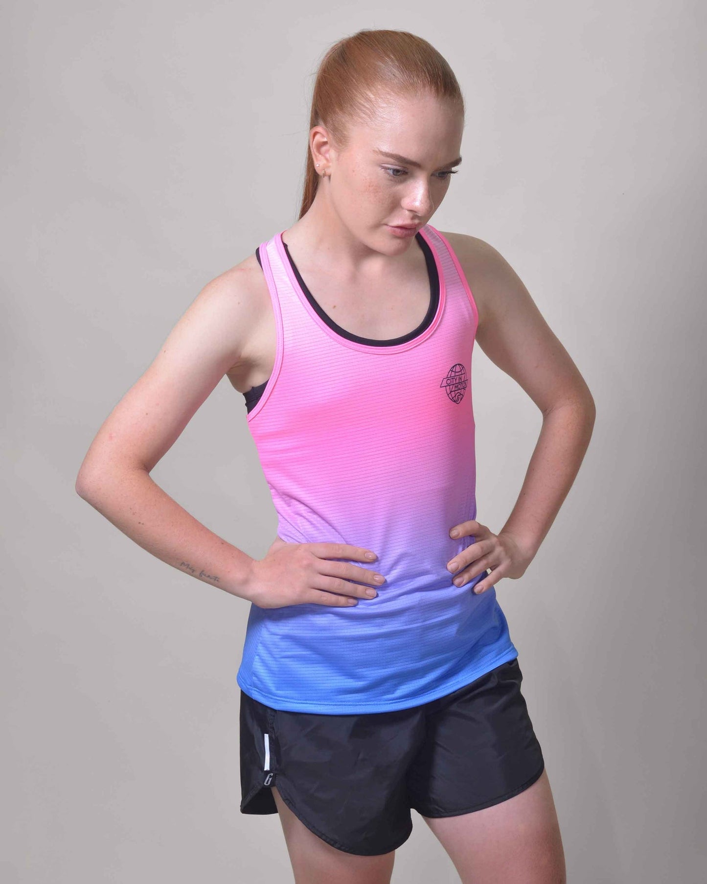 Polera Running Gavia Ping Lot - Camiseta de correr sin mangas. Mujer (Rosado azul)