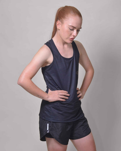 Polera Running Gavia - Camiseta de correr sin mangas. Mujer (Negro Tiniebla)