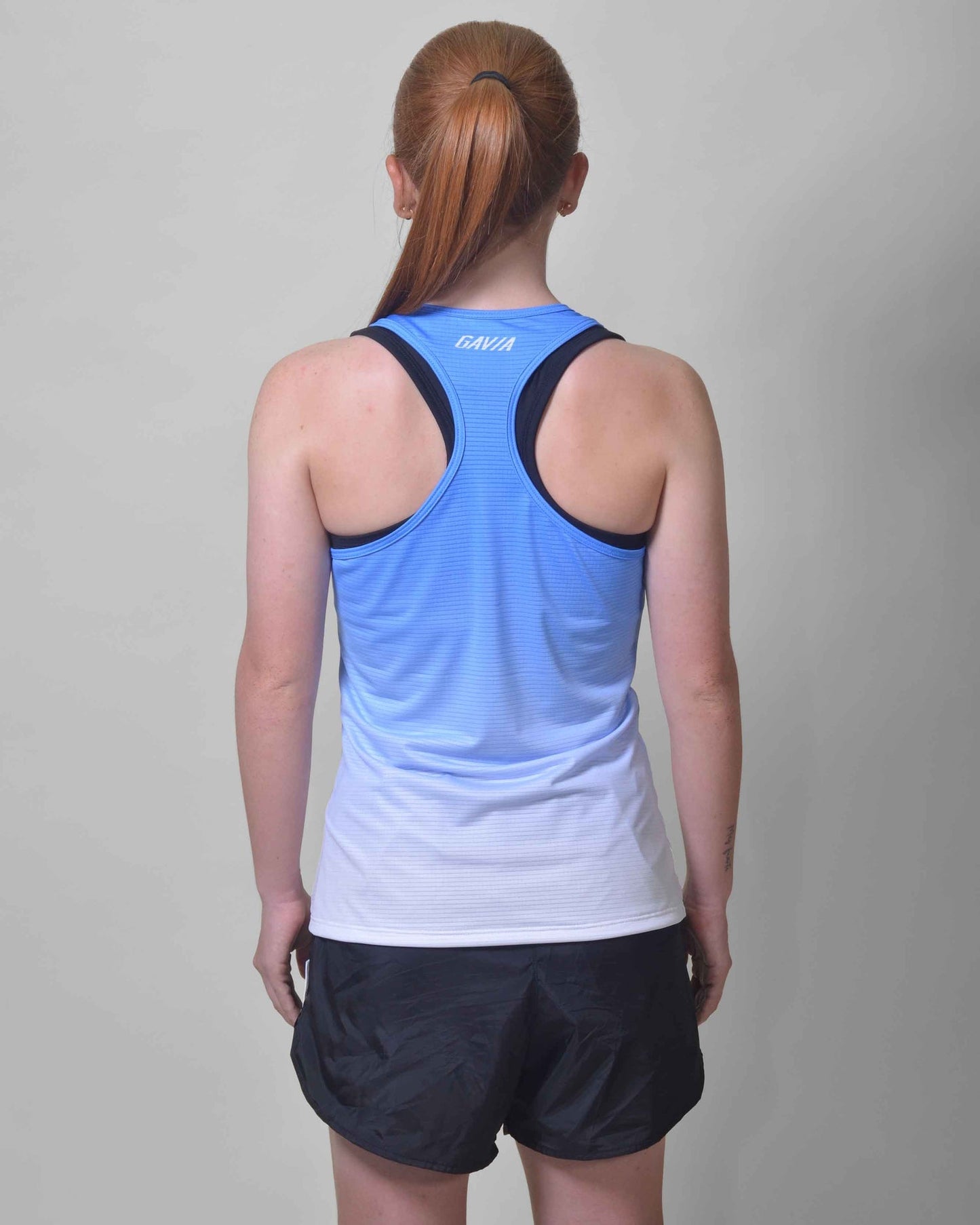 Polera Running Gavia Skipe - Camiseta de correr sin mangas. Mujer (Celeste blanco)