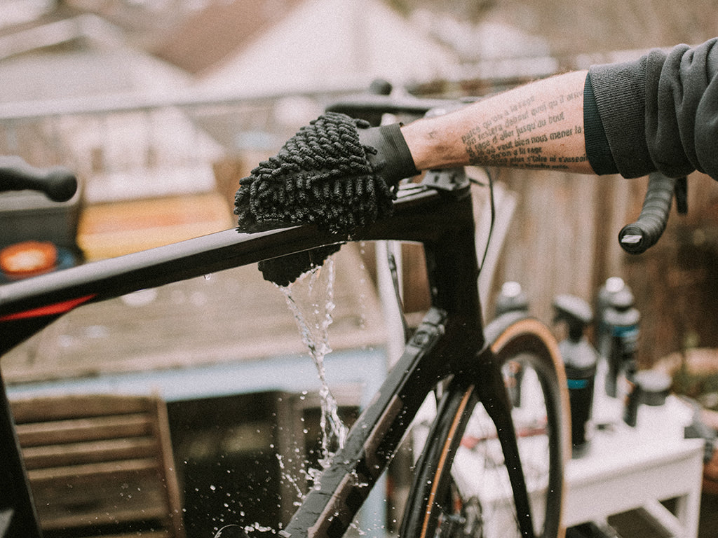 Dynamic microfibre cleaning glove