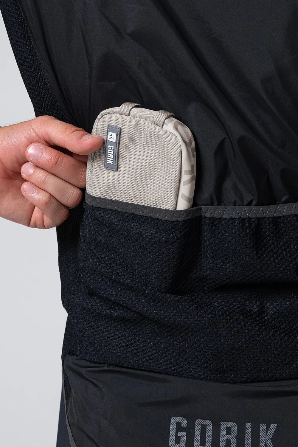 Gobik Essential 2.0 – Funda deportiva compacta para celular unisex.