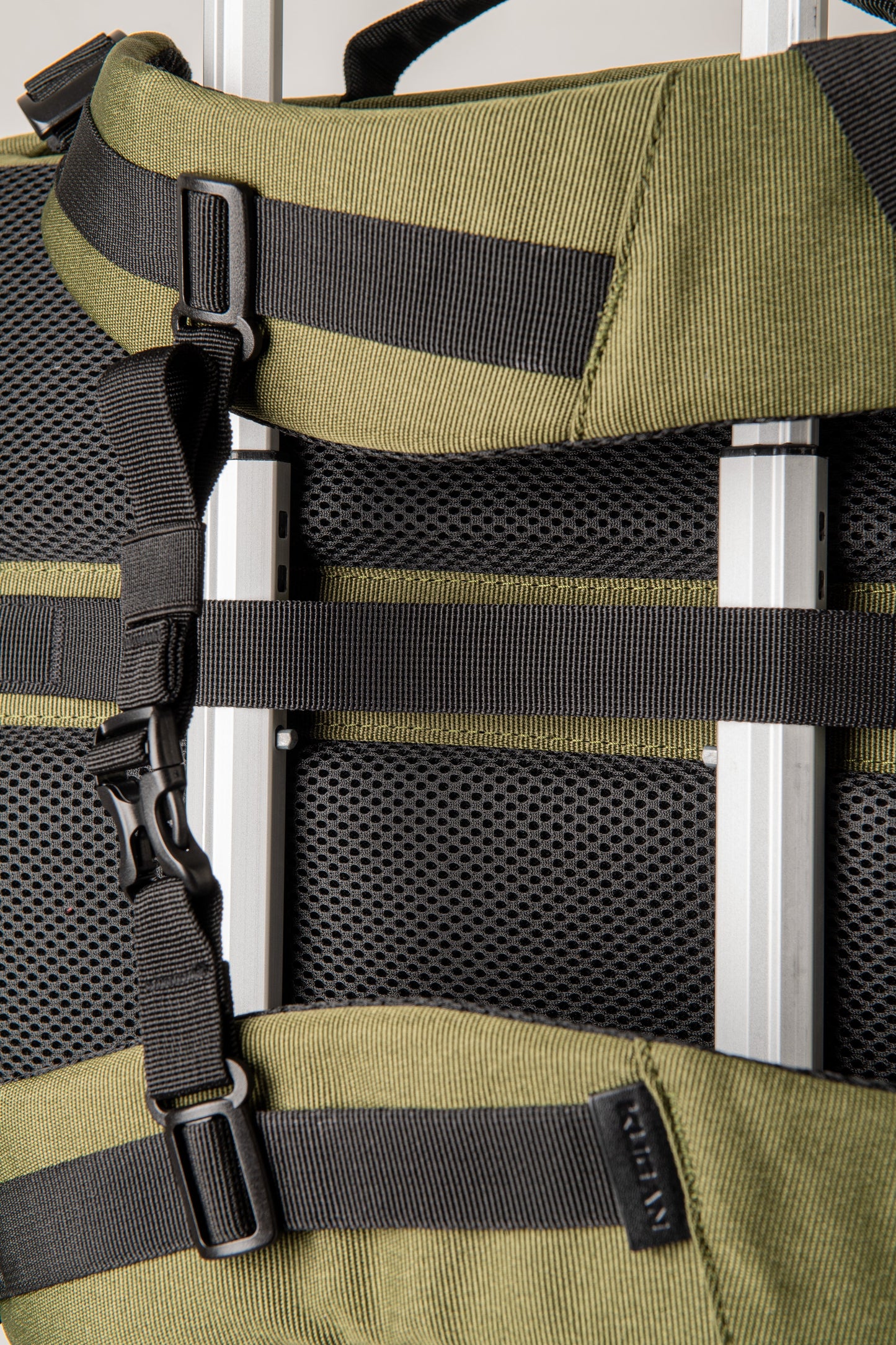 Kugan Traveler - Mochila Viaje Dark Forest (Verde)