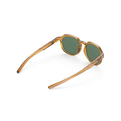 Gafas de sol estilo vintage con montura transparente color ámbar y cristales oscuros, ideales para ciclismo y actividades al aire libre. Diseño moderno y protección UV, perfectas para deportistas y amantes del ciclismo.