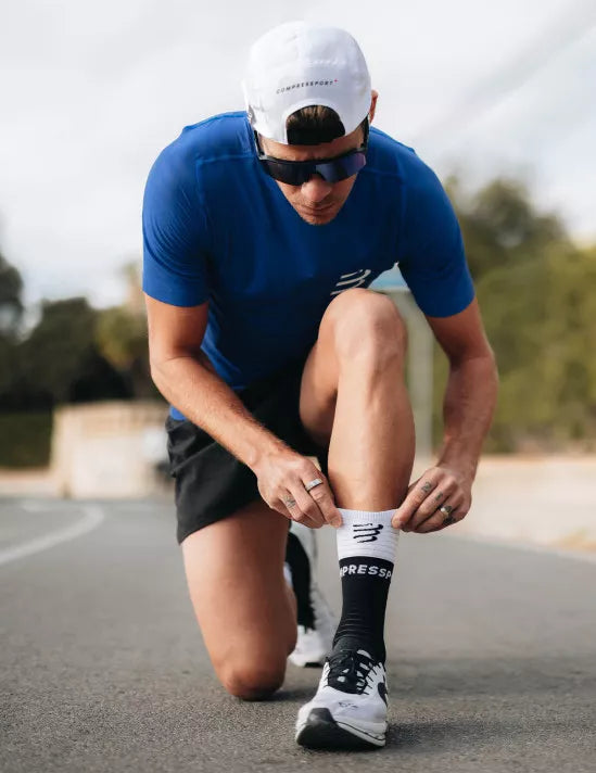 Calcetín Medio de Running Compresión -Compressport Mid Compression Socks V2.0 Negro Blanco