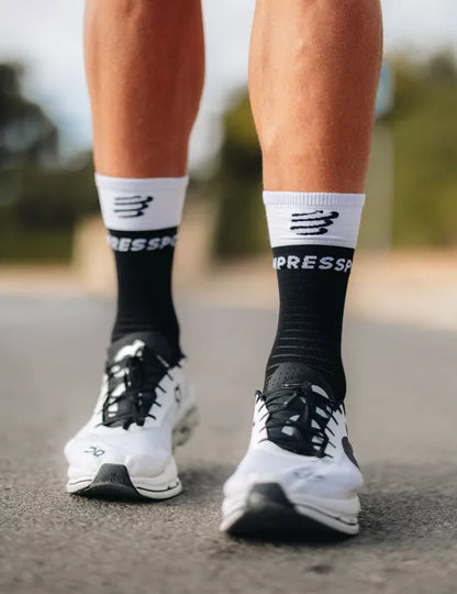 Calcetín Medio de Running Compresión -Compressport Mid Compression Socks V2.0 Negro Blanco
