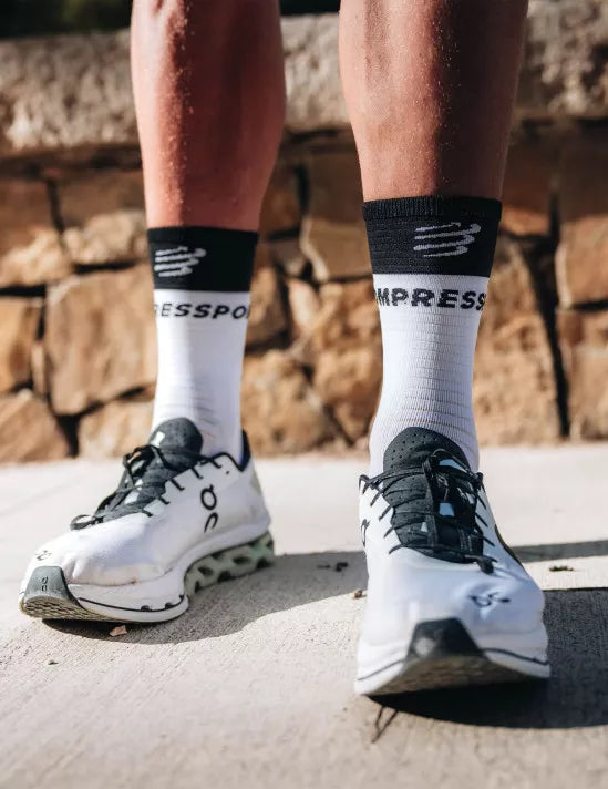 Calcetín Medio de Running Compresión -Compressport Mid Compression Socks V2.0 Blanco Negro