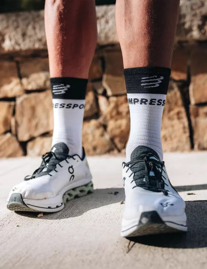 Calcetín Medio de Running Compresión -Compressport Mid Compression Socks V2.0 Blanco Negro
