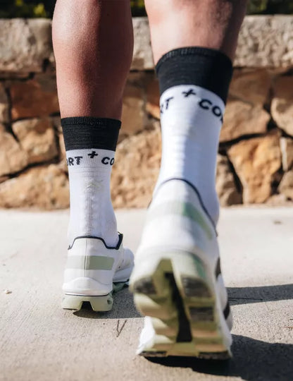 Calcetín Medio de Running Compresión -Compressport Mid Compression Socks V2.0 Blanco Negro