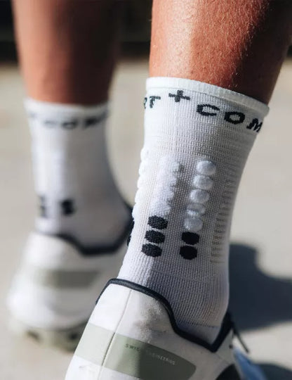 Calcetines de Running Compressport Pro Marathon Socks V2.0 Blanco Negro