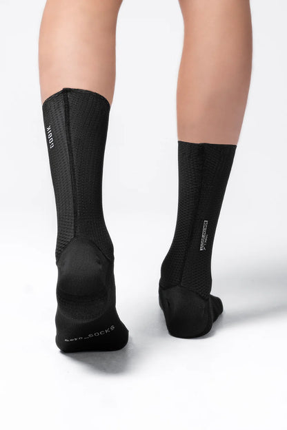 Gobik Vortex Dusk 2.0 – Calcetines de ciclismo aerodinámicos unisex.