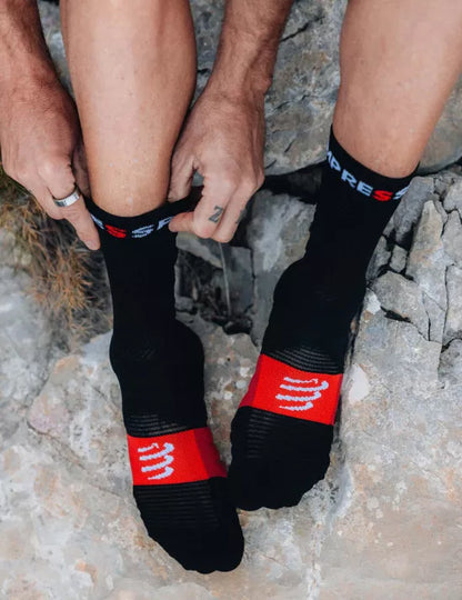 Calcetines Compressport Ultra Trail Medios Socks V2.0 Negro Rojo