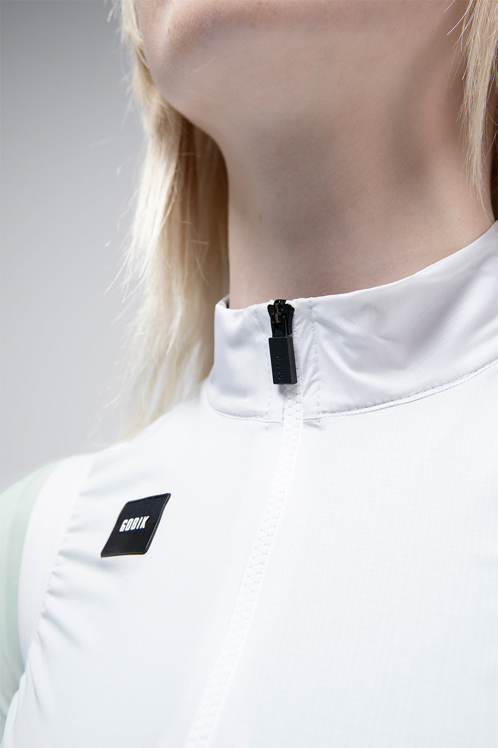 Gobik Vector 2.0 – Cortaviento de ciclismo mujer. (Blanco)