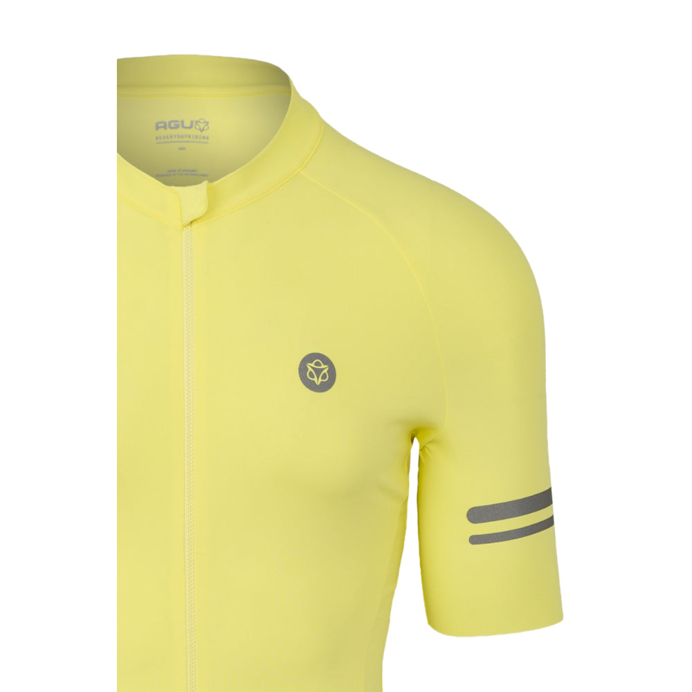 Tricota AGU Trend Solid Yellowtail hombre detalle hombro y cuello