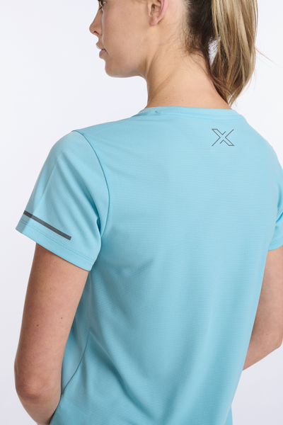 Polera de Running manga corta Mujer Aero Celeste reflectante