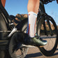 Calcetines Largos de ciclismo Compressport Pro Racing v4.0 - Blanco con puntos rojo azul