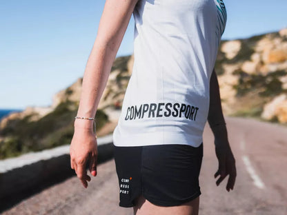 Polera Compressport Training SS Mujer Blanco *Edición Limitada Swim Bike Run 2023*