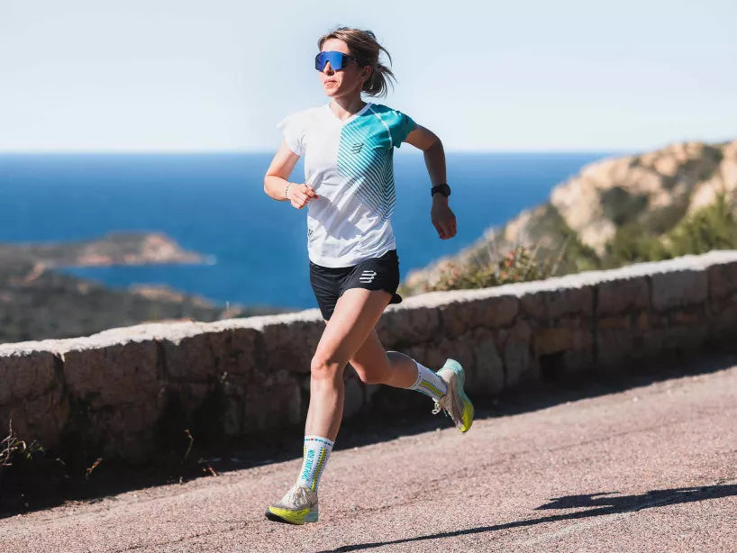 Polera Compressport Training SS Mujer Blanco *Edición Limitada Swim Bike Run 2023*